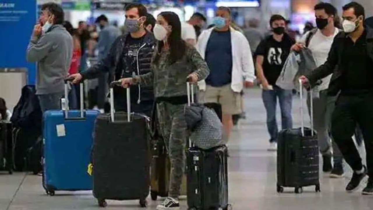 Omicron से हो जाइए अलर्ट, क्योंकि विदेश से महाराष्ट्र लौटे 100 से ज्यादा यात्री हुए लापता, फोन भी बंद किए Omicron से हो जाइए अलर्ट, क्योंकि विदेश से महाराष्ट्र लौटे 100 से ज्यादा यात्री हुए लापता, फोन भी बंद किए