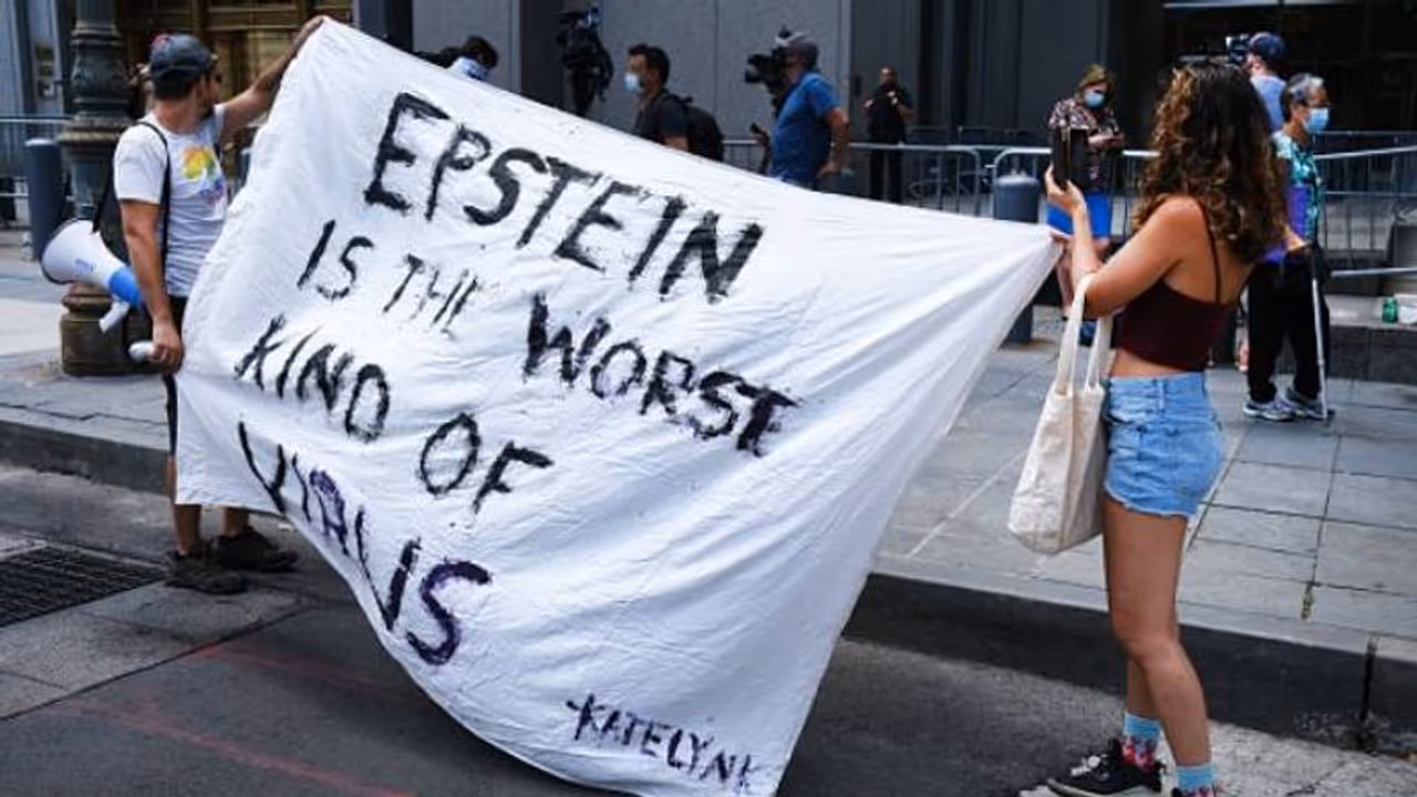 Ghislaine Maxwell : 'സ്കൂൾകുട്ടികളുടെ വേഷംധരിപ്പിച്ച് ശിശുപീഡകനുവേണ്ടി പെൺകുട്ടികളെ നല്കി' വെളിപ്പെടുത്തല് Ghislaine Maxwell : 'സ്കൂൾകുട്ടികളുടെ വേഷംധരിപ്പിച്ച് ശിശുപീഡകനുവേണ്ടി പെൺകുട്ടികളെ നല്കി' വെളിപ്പെടുത്തല്