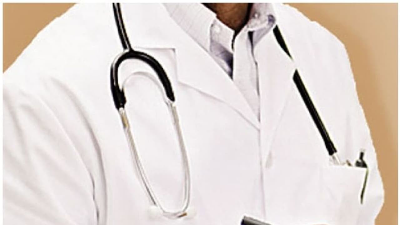 KGMOA : ശമ്പളവും ആനുകൂല്യങ്ങളും വെട്ടിക്കുറച്ചു, സർക്കാർ വാക്കുപാലിച്ചില്ല; ഡോക്ടർമാർ വീണ്ടും സമരത്തിലേക്ക് KGMOA : ശമ്പളവും ആനുകൂല്യങ്ങളും വെട്ടിക്കുറച്ചു, സർക്കാർ വാക്കുപാലിച്ചില്ല; ഡോക്ടർമാർ വീണ്ടും സമരത്തിലേക്ക്