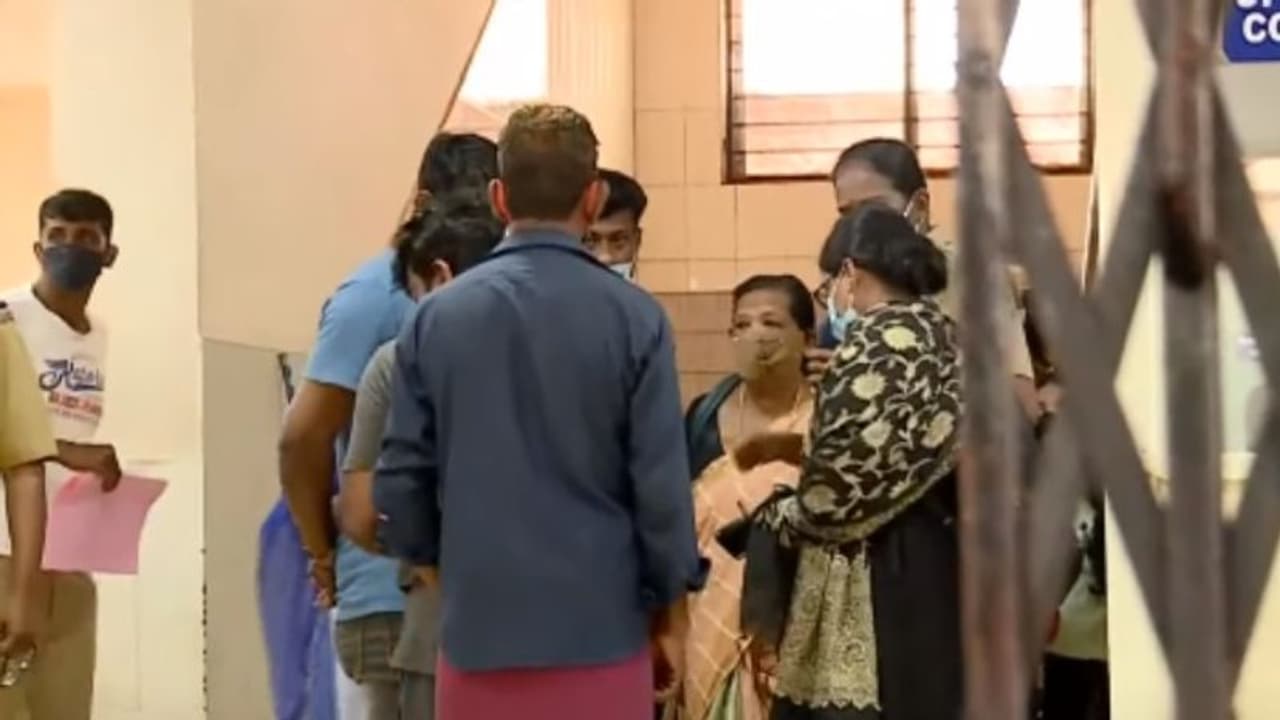 കണ്ണൂർ കക്കാട് ഭർത്താവ് ഭാര്യയെയും മകളെയും വെട്ടിപരിക്കേൽപ്പിച്ചു കണ്ണൂർ കക്കാട് ഭർത്താവ് ഭാര്യയെയും മകളെയും വെട്ടിപരിക്കേൽപ്പിച്ചു