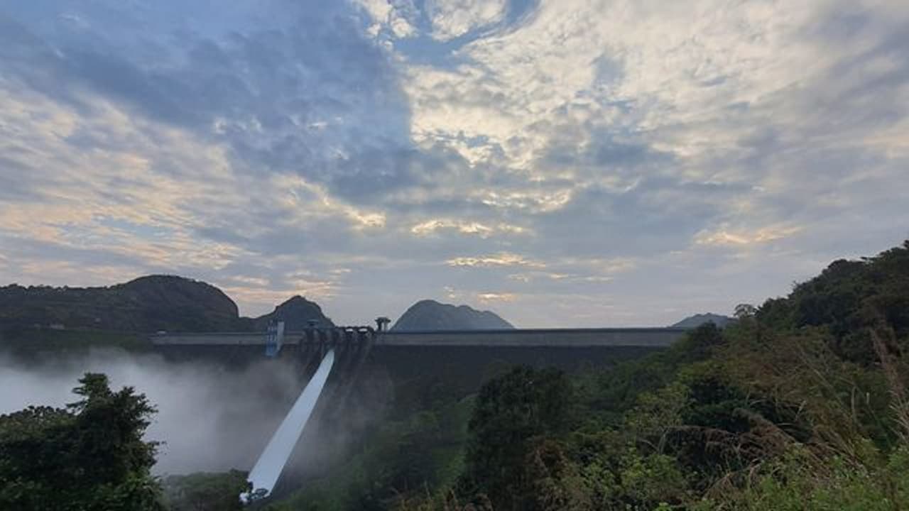 തമിഴ്നാട് കൊണ്ടുപോകുന്ന വെള്ളത്തിന്റെ അളവ് കുറച്ചു; മുല്ലപ്പെരിയാർ ജലനിരപ്പ് 140 അടിയിലേക്ക് തമിഴ്നാട് കൊണ്ടുപോകുന്ന വെള്ളത്തിന്റെ അളവ് കുറച്ചു; മുല്ലപ്പെരിയാർ ജലനിരപ്പ് 140 അടിയിലേക്ക്