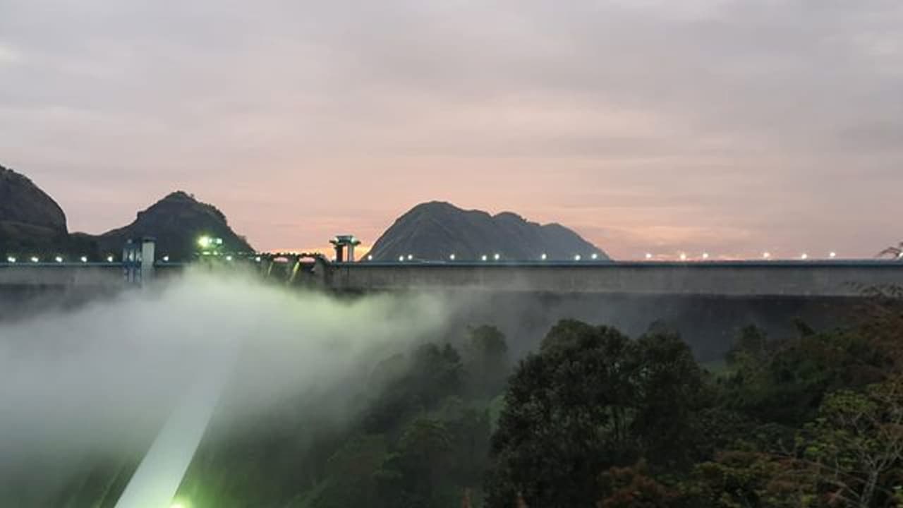 Kerala Rains: മധ്യ,വടക്കൻ കേരളത്തിൽ മഴ തുടരും; ഇടുക്കി ഡാം നാളെ തുറക്കും Kerala Rains: മധ്യ,വടക്കൻ കേരളത്തിൽ മഴ തുടരും; ഇടുക്കി ഡാം നാളെ തുറക്കും
