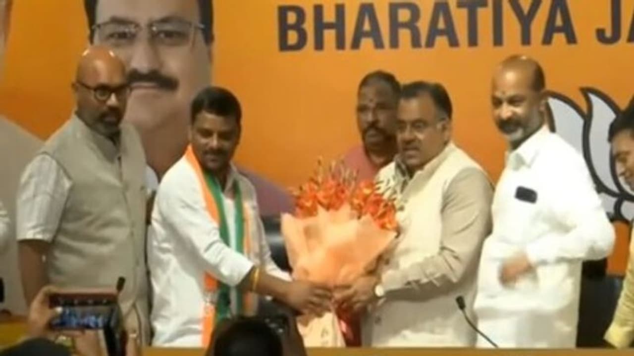 Teenmaar Mallanna: బీజేపీలో చేరిన తీన్మార్ మల్లన్న.. కేసీఆర్ ఫ్యామిలీపై తీవ్ర వ్యాఖ్యలు.. Teenmaar Mallanna: బీజేపీలో చేరిన తీన్మార్ మల్లన్న.. కేసీఆర్ ఫ్యామిలీపై తీవ్ర వ్యాఖ్యలు..