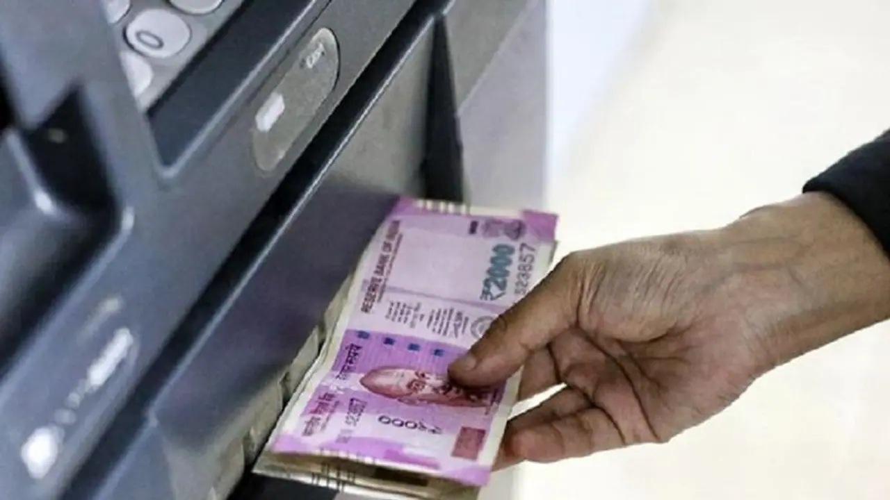 atm transaction limit: ஏடிஎம்மில் 4 முறைக்கு மேல் பணம் எடுத்தால் ரூ.173 பிடித்தமா? உண்மை என்ன?