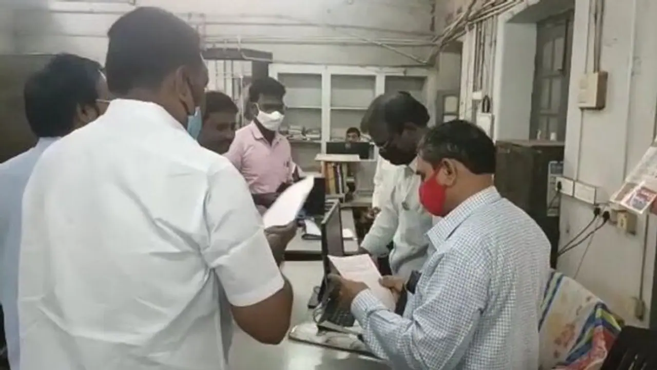 AP Employees: ఏపీలో ఉద్యోగుల పోరుబాట.. నల్ల బ్యాడ్జీలతో విధులకు హాజరైన ఉద్యోగులు