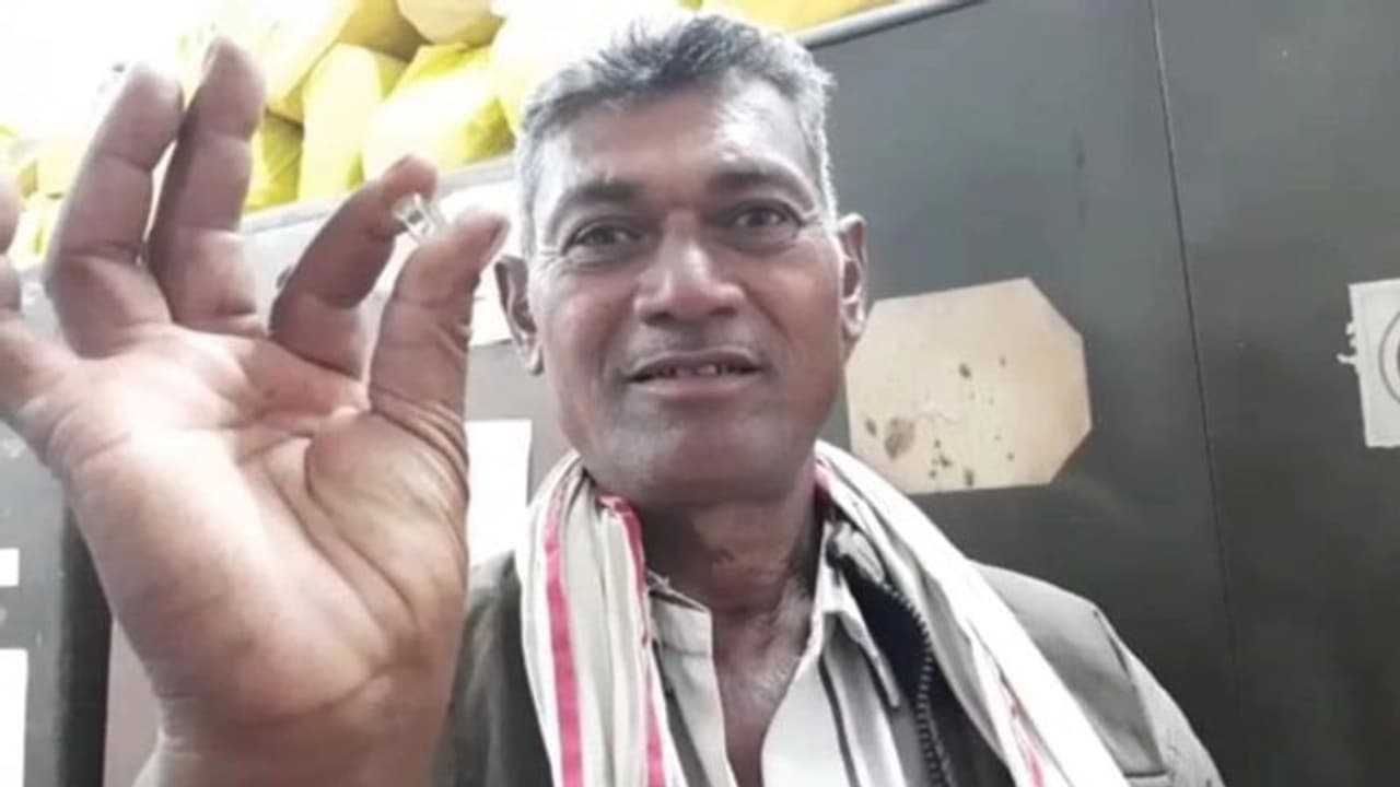 Diamond: రాత్రికి రాత్రే లక్షాధికారి అయిన గని కార్మికుడు! Diamond: రాత్రికి రాత్రే లక్షాధికారి అయిన గని కార్మికుడు!