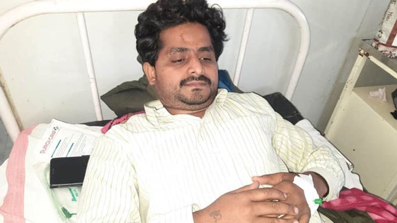 MP में ओमिक्रॉन का इतना खौफ कि व्यापारी ने खा लिया जहर, बोला तीसरी लहर में तो मेरा परिवार जीते जी मर जाएगा... MP में ओमिक्रॉन का इतना खौफ कि व्यापारी ने खा लिया जहर, बोला तीसरी लहर में तो मेरा परिवार जीते जी मर जाएगा...