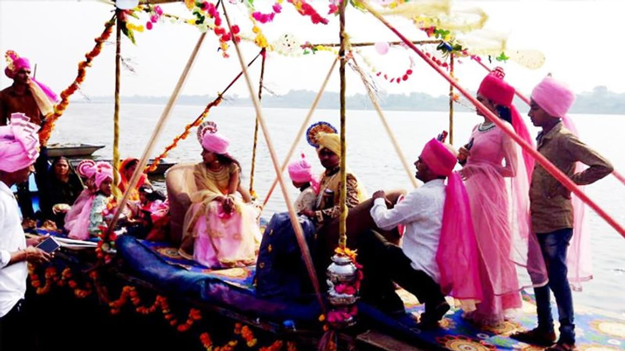 एक विवाह ऐसा भी: नाव पर सजा शादी का स्टेज, नर्मदा नदी पार कर दूल्हा दुल्हन लिए फेरे..सालों बाद दिखा ऐसा नजारा एक विवाह ऐसा भी: नाव पर सजा शादी का स्टेज, नर्मदा नदी पार कर दूल्हा दुल्हन लिए फेरे..सालों बाद दिखा ऐसा नजारा