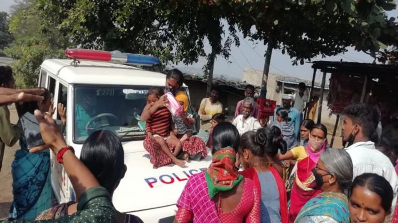 వేములవాడ: అత్తింటివారి వరకట్న వేధింపులు తాళలేక... పోలీస్ వాహనం ఎక్కి మహిళ ఆందోళన (Video) వేములవాడ: అత్తింటివారి వరకట్న వేధింపులు తాళలేక... పోలీస్ వాహనం ఎక్కి మహిళ ఆందోళన (Video)