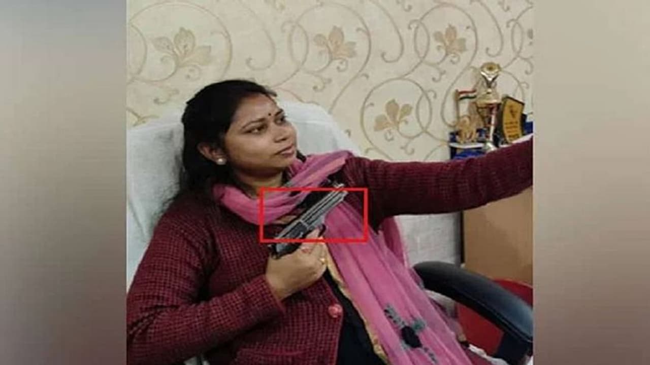 सरकारी दफ्तर में TMC की महिला नेता ने बंदूक के साथ दिया पोज, भाजपा ने कहा इनके घर से बम रायफल भी मिल जाएंगे