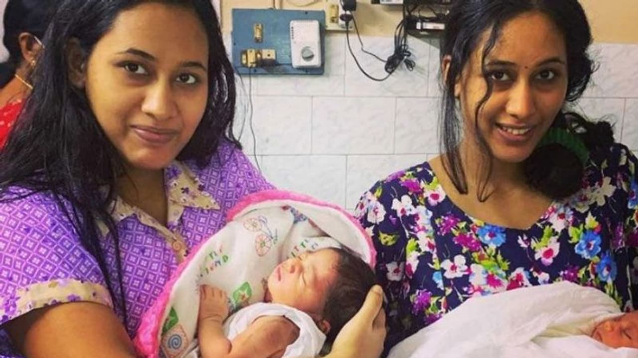 ഒരേ ദിവസം കൺമണികൾക്ക് ജന്മം നൽകി ഇരട്ട സഹോദരിമാർ