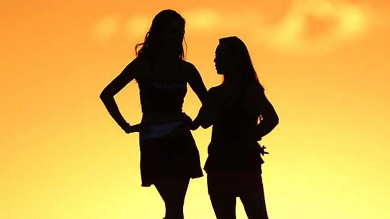 இரு பெண்கள், நட்புடன் பழகி பின்னர் அது காதலாக மாறிய விவகாரம்.. நீதி மன்றம் போட்ட செம்ம உத்தரவு. இரு பெண்கள், நட்புடன் பழகி பின்னர் அது காதலாக மாறிய விவகாரம்.. நீதி மன்றம் போட்ட செம்ம உத்தரவு.