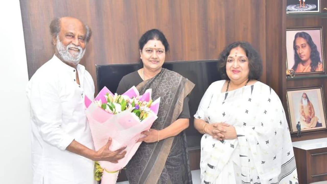 సూపర్ స్టార్ రజినీకాంత్ ని కలిసిన శశికళ... రాజకీయవర్గాల్లో కొత్త చర్చ!