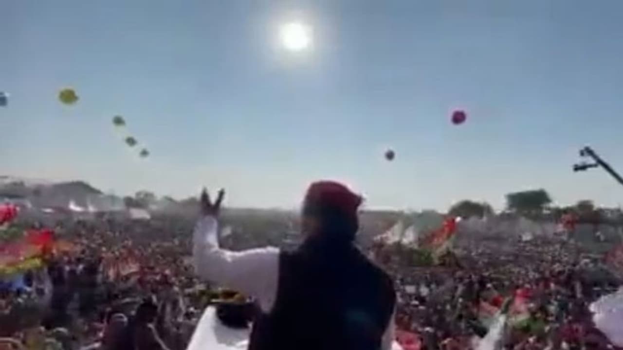 PM मोदी के 'लाल टोपी' बयान पर सियासत गरमाई, सपा ने जवाब में लांच किया गाना PM मोदी के 'लाल टोपी' बयान पर सियासत गरमाई, सपा ने जवाब में लांच किया गाना