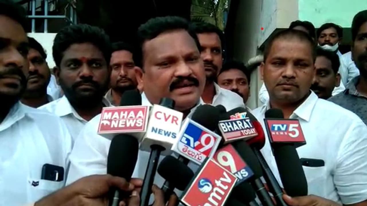 చీరేస్తానంటూ ఎంపీడీవోకు వైసీపీ నేత వార్నింగ్.. క్షమాపణలు చెప్పిన ఎమ్మెల్యే చీరేస్తానంటూ ఎంపీడీవోకు వైసీపీ నేత వార్నింగ్.. క్షమాపణలు చెప్పిన ఎమ్మెల్యే