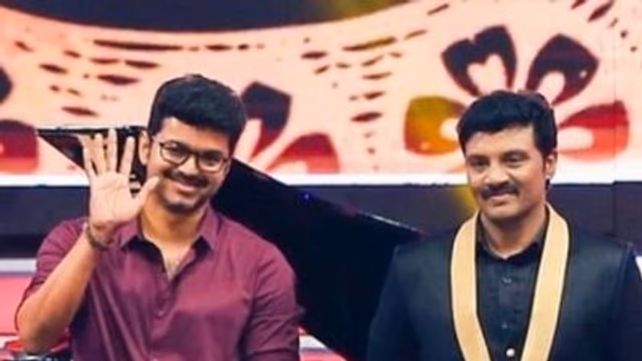 கொரோனா இருந்தபோதும் நண்பனுக்கு நேரடியாக சாப்பாடு கொண்டுவந்து கொடுத்த விஜய்..! மெர்சல் ஆகிப் போன உயிர் நண்பன் கொரோனா இருந்தபோதும் நண்பனுக்கு நேரடியாக சாப்பாடு கொண்டுவந்து கொடுத்த விஜய்..! மெர்சல் ஆகிப் போன உயிர் நண்பன்