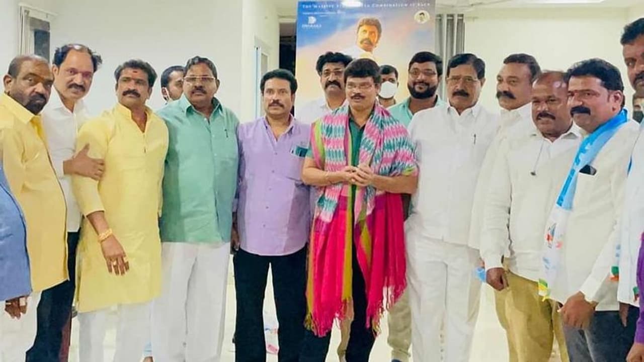 కల్లు గొప్పతనం చెప్పారు.. అఖండ డైరెక్టర్ ని కలిసిన గౌడ సంఘాలు కల్లు గొప్పతనం చెప్పారు.. అఖండ డైరెక్టర్ ని కలిసిన గౌడ సంఘాలు