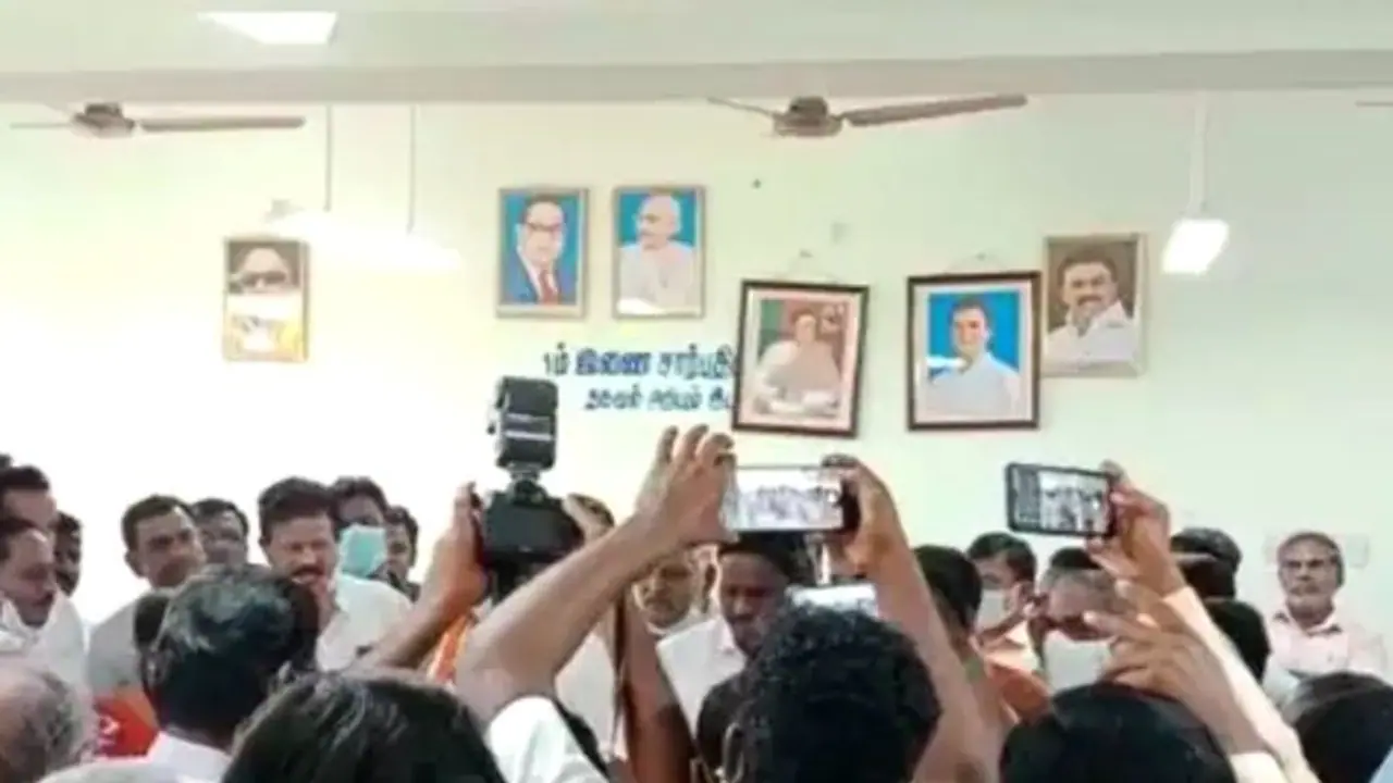 ராகுல் காந்தி படம் இருக்கு.. மோடி படம் இல்லை.. என்ன நினைச்சுட்டு இருக்கீங்க..? அரசு விழாவில் சீறிய பாஜகவினர்