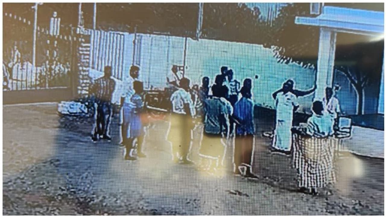 DMK : ஃபேக்டரிக்குள் அத்துமீறி நுழைந்து திமுகவினர் அராஜாகம்... பணம் கேட்டு மிரட்டல்... பரபர குற்றச்சாட்டு..! DMK : ஃபேக்டரிக்குள் அத்துமீறி நுழைந்து திமுகவினர் அராஜாகம்... பணம் கேட்டு மிரட்டல்... பரபர குற்றச்சாட்டு..!