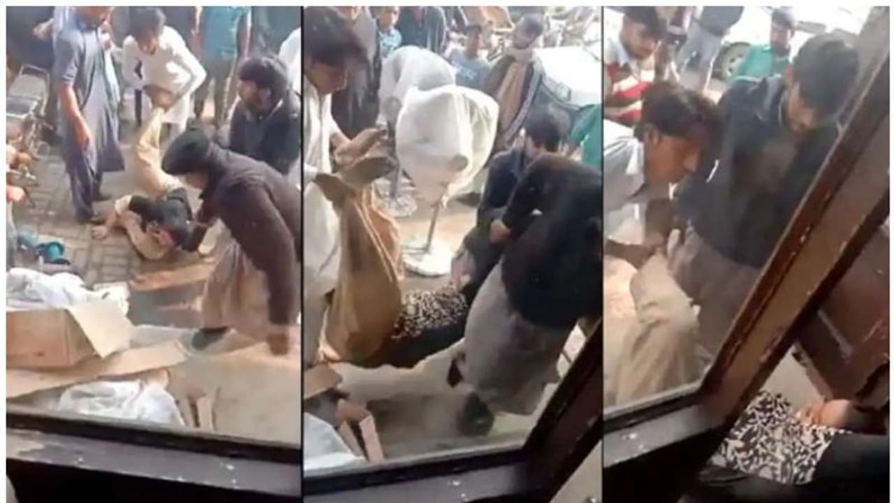 Pakistan : മോഷണക്കുറ്റം ആരോപിച്ച് സ്ത്രീകളെ നഗ്നരാക്കി തെരുവിലൂടെ നടത്തിച്ചു; സംഭവം പാകിസ്ഥാനില് Pakistan : മോഷണക്കുറ്റം ആരോപിച്ച് സ്ത്രീകളെ നഗ്നരാക്കി തെരുവിലൂടെ നടത്തിച്ചു; സംഭവം പാകിസ്ഥാനില്