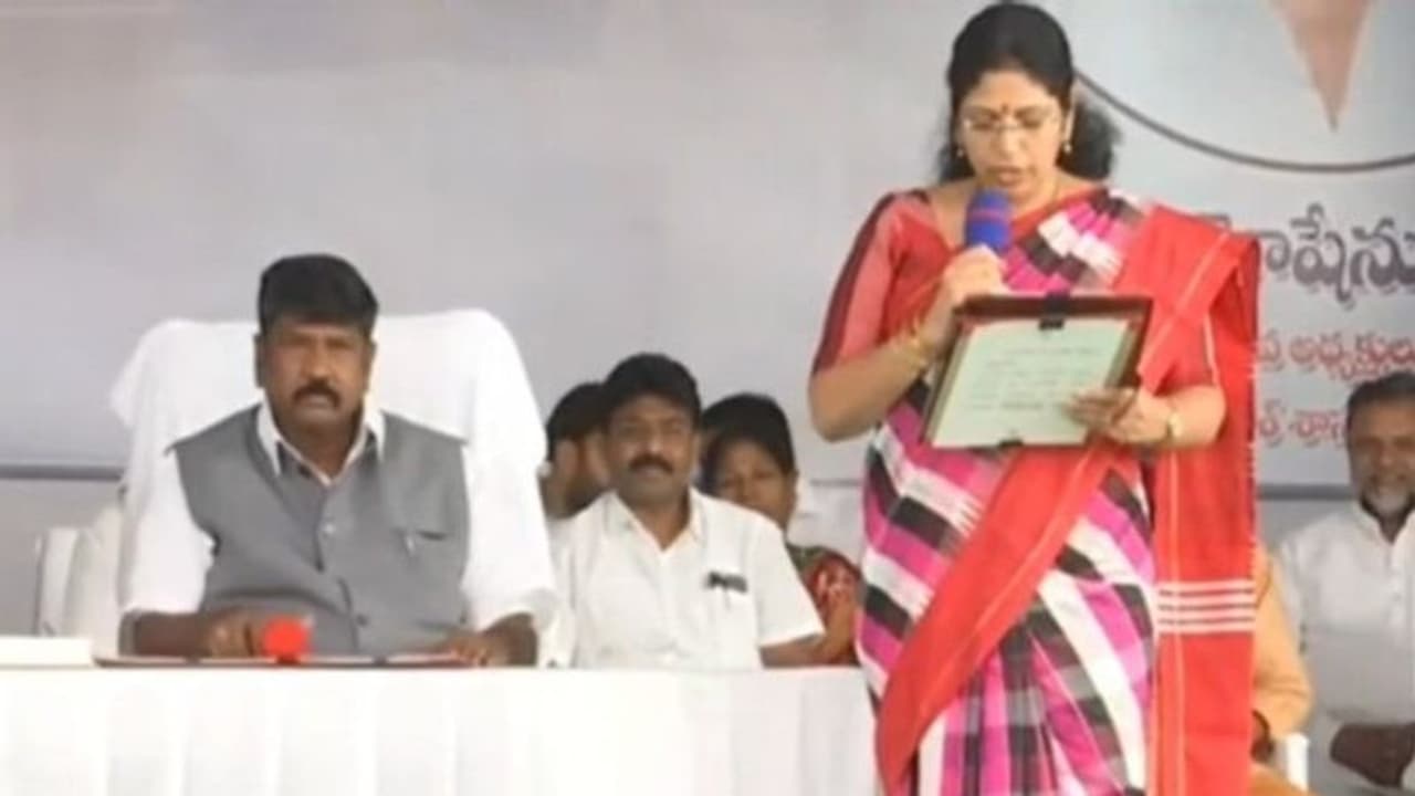 Andhra Pradesh: ఎమ్మెల్సీలుగా ప్రమాణ స్వీకారం చేసిన 11మంది వైసీపీ సభ్యులు.. Andhra Pradesh: ఎమ్మెల్సీలుగా ప్రమాణ స్వీకారం చేసిన 11మంది వైసీపీ సభ్యులు..