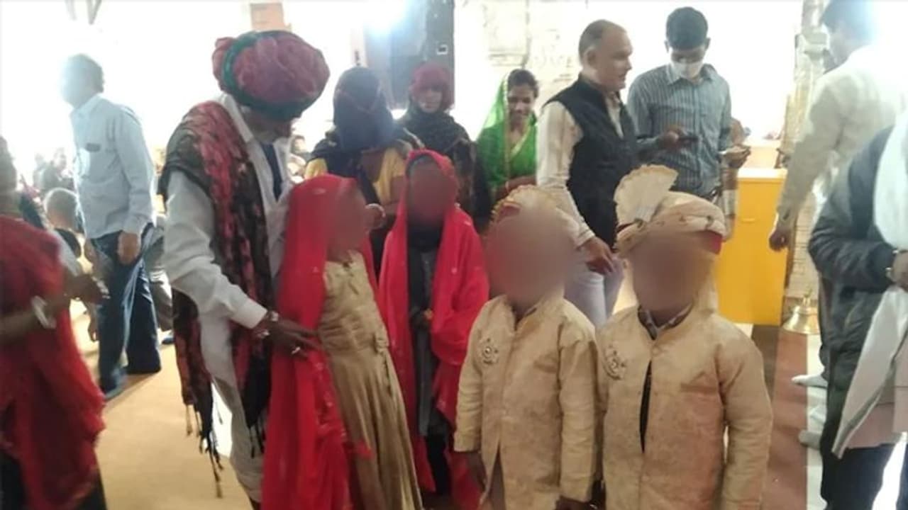 गजब है राजस्थान: 10 से 12 साल के बच्चों की कराई शादी, खेल खेल में दूल्हा दुल्हन ने एक दूसरे मारे थप्पड़ गजब है राजस्थान: 10 से 12 साल के बच्चों की कराई शादी, खेल खेल में दूल्हा दुल्हन ने एक दूसरे मारे थप्पड़