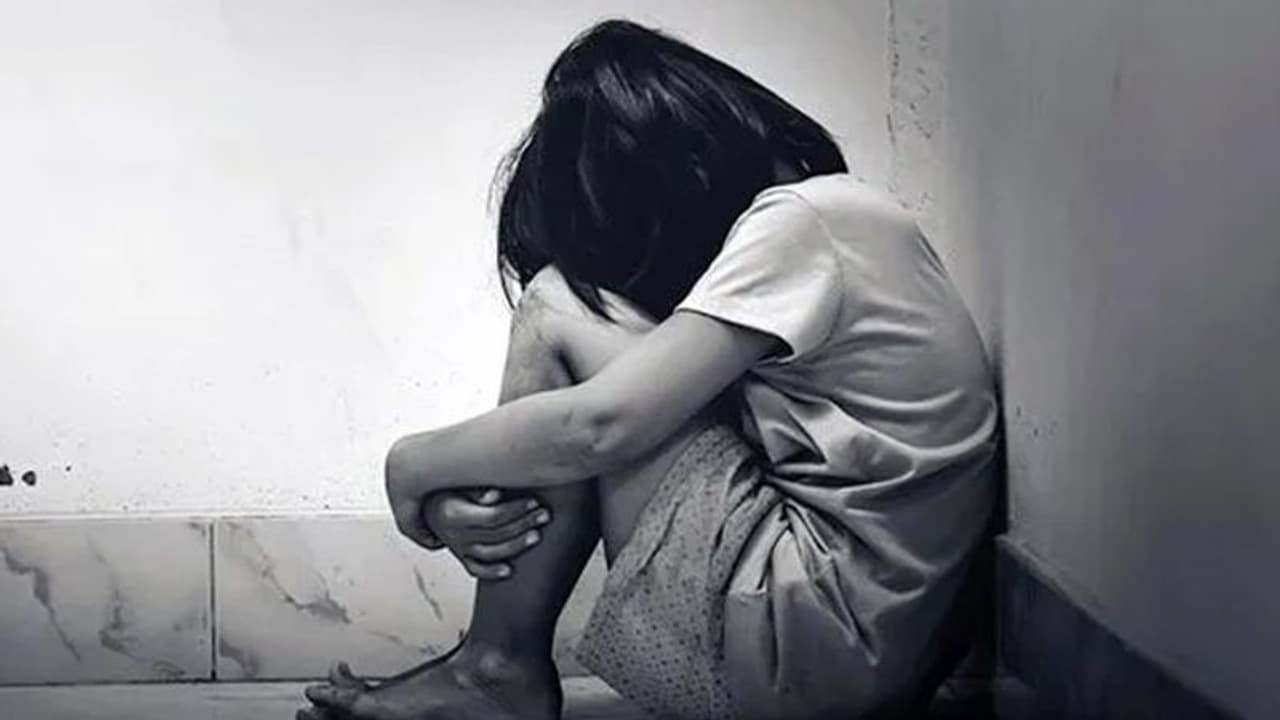 राजस्थान शर्मसार: प्रिंसिपल और 9 शिक्षक ने किया छात्रा से गैंगरेप, मैडम वीडियो बनाती तो टीचर करते हैवानियत राजस्थान शर्मसार: प्रिंसिपल और 9 शिक्षक ने किया छात्रा से गैंगरेप, मैडम वीडियो बनाती तो टीचर करते हैवानियत