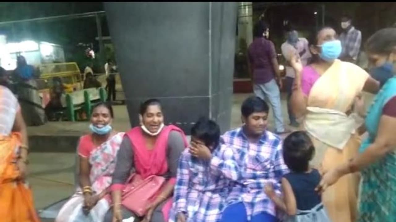 నా భర్తను పోలీసులే చంపారు... సీఎం గారు న్యాయం చేయండి..: విజయవాడలో బాధిత మహిళ ఆందోళన నా భర్తను పోలీసులే చంపారు... సీఎం గారు న్యాయం చేయండి..: విజయవాడలో బాధిత మహిళ ఆందోళన