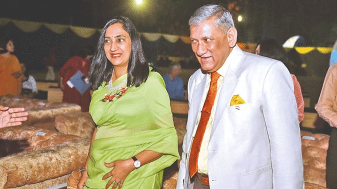 Bipin Rawat Dies: कांग्रेस विधायक की बेटी थी CDS की पत्नी मधुलिका रावत, इस राजघराने से था संबंध Bipin Rawat Dies: कांग्रेस विधायक की बेटी थी CDS की पत्नी मधुलिका रावत, इस राजघराने से था संबंध