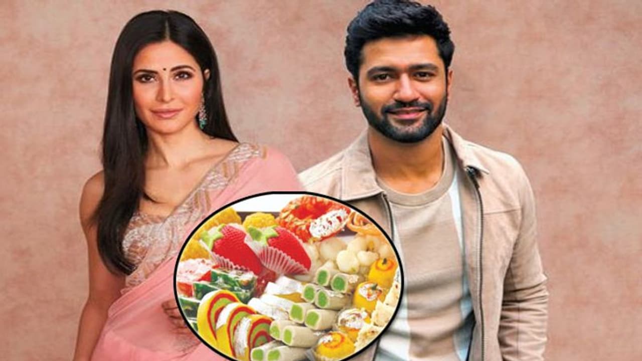 Katrina Vicky Wedding:गेस्ट 10 तरह की मिठाइयों का चख रहे स्वाद, नाश्ते में समोसा और दाल कचोरी का उठा रहे लुत्फ Katrina Vicky Wedding:गेस्ट 10 तरह की मिठाइयों का चख रहे स्वाद, नाश्ते में समोसा और दाल कचोरी का उठा रहे लुत्फ