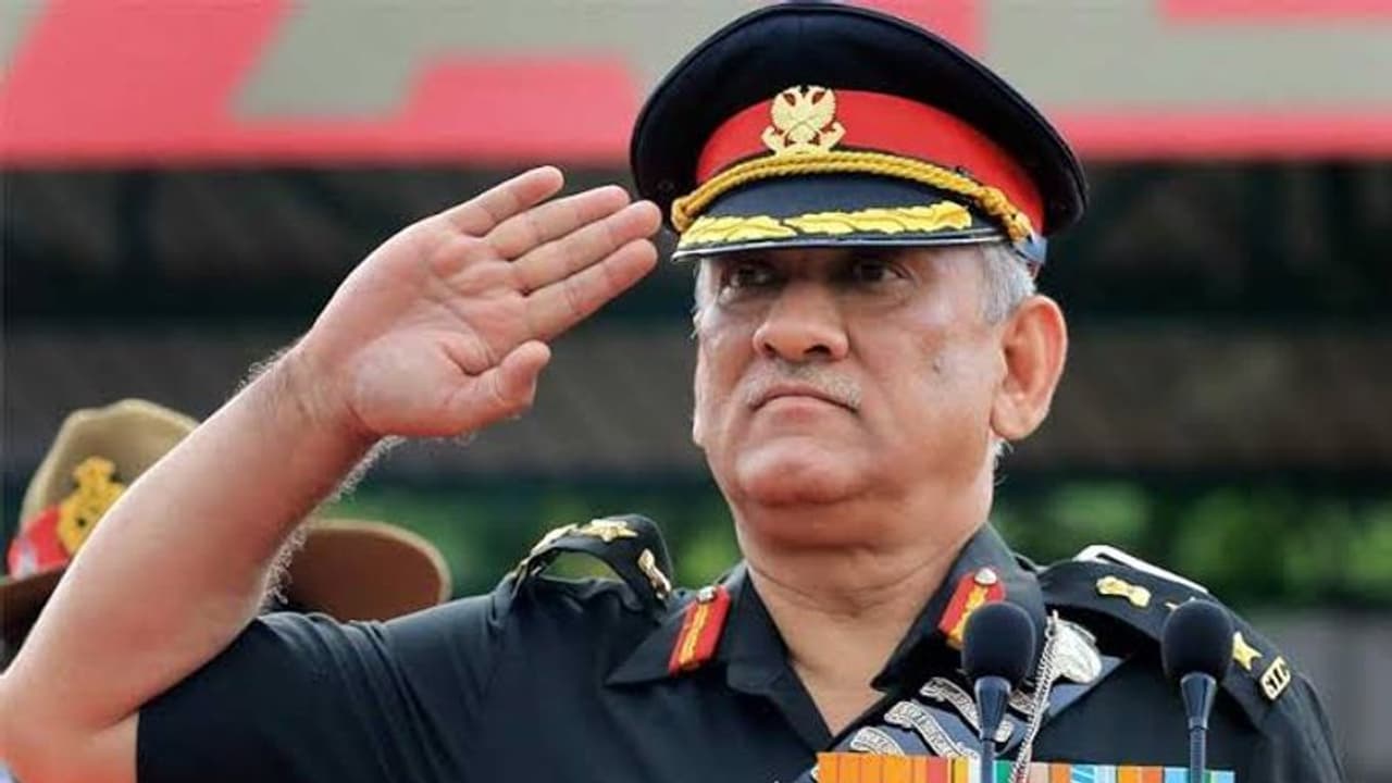 Bipin Rawat: விடைபெற்றார் நாட்டின் வீர மகன்..பீரங்கி குண்டுகள் முழங்க இறுதி மரியாதை Bipin Rawat: விடைபெற்றார் நாட்டின் வீர மகன்..பீரங்கி குண்டுகள் முழங்க இறுதி மரியாதை