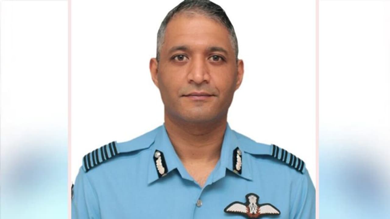 कौन हैं हेलिकॉप्टर हादसे में इकलौते जिंदा बचे कमांडर वरुण, इसी साल मिला था शौर्य चक्र..जांबाजी से भरा है करियर कौन हैं हेलिकॉप्टर हादसे में इकलौते जिंदा बचे कमांडर वरुण, इसी साल मिला था शौर्य चक्र..जांबाजी से भरा है करियर