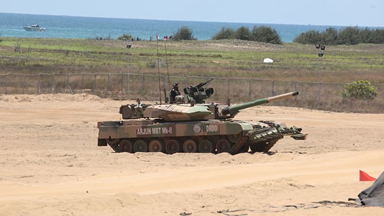 Budget 2022: देश की सुरक्षा पर सरकार का फोकस, हथियार और Tech Import पर होगा इतना खर्च Budget 2022: देश की सुरक्षा पर सरकार का फोकस, हथियार और Tech Import पर होगा इतना खर्च