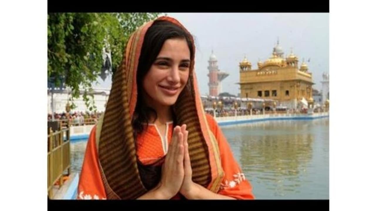 মন এবং মানসিক স্বাস্থ্য নিয়ে উপদেশ দিলেন অভিনেত্রী নার্গিস ফাকরি