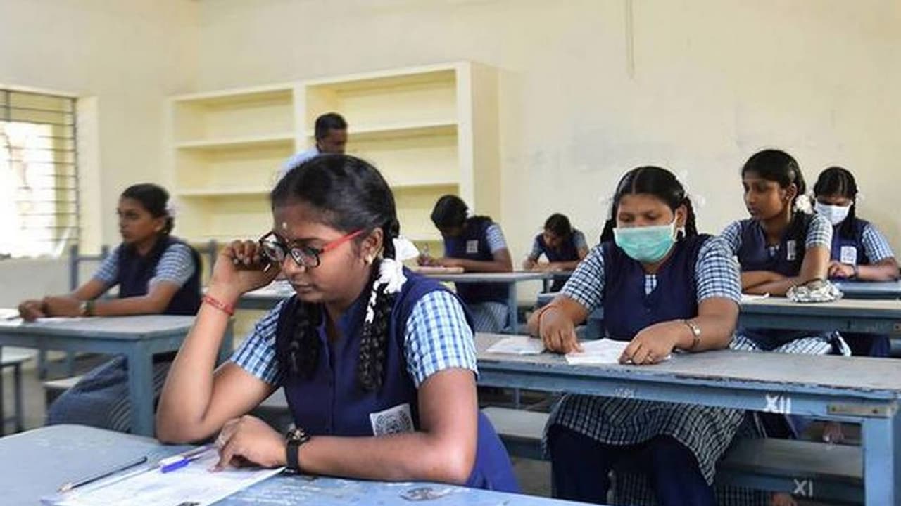 Omicron Fear In Schools : ಒಮಿಕ್ರೋನ್‌ ಭೀತಿಯಲ್ಲೂ ಶಾಲೆಗಳಲ್ಲಿ ಹಾಜರಿ ಏರಿಕೆ