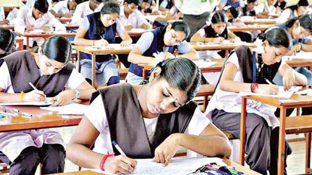 வெளியான 10 ஆம் வகுப்பு பொதுத்தேர்வு முடிவுகள்.. தமிழில் ஒரே ஒரு மாணவன் மட்டும் சென்டம்.. வெளியான 10 ஆம் வகுப்பு பொதுத்தேர்வு முடிவுகள்.. தமிழில் ஒரே ஒரு மாணவன் மட்டும் சென்டம்..