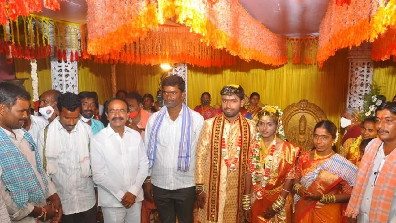 బంధువులాగా ప్రతి ఇంటికీ... ఒకే రోజు 35 పెళ్లిళ్లకు హాజరైన ఈటల రాజేందర్, జనం ప్రశంసలు