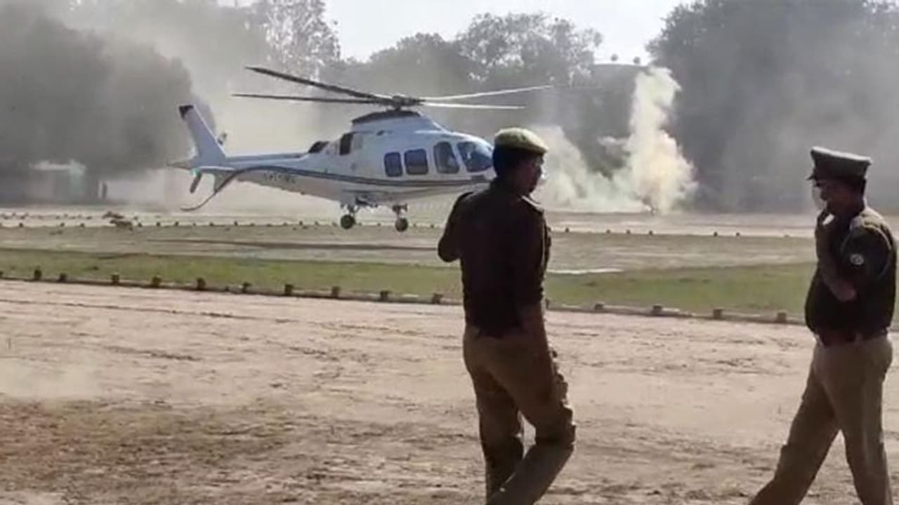 UP गवर्नर की सुरक्षा में बड़ी चूक, हेलीकॉप्टर लैंडिंग के वक्त हेलिपैड पर पहुंचा कुत्ता UP गवर्नर की सुरक्षा में बड़ी चूक, हेलीकॉप्टर लैंडिंग के वक्त हेलिपैड पर पहुंचा कुत्ता