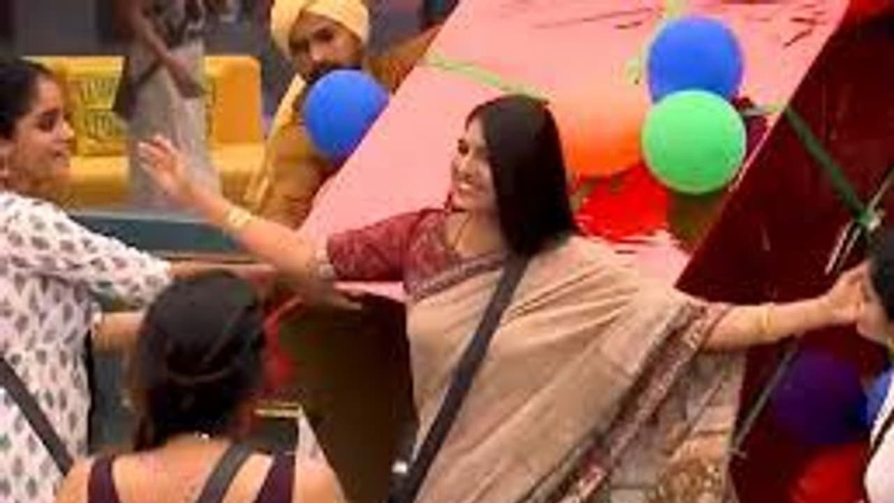 "கண்டபடி பேசுறதுக்கு 'content' னு பேரு" பிக் பாஸுக்கு போனப்ப இது தெரியலையா ? கஸ்தூரியை திட்டும் நெட்டிசன்கள் "கண்டபடி பேசுறதுக்கு 'content' னு பேரு" பிக் பாஸுக்கு போனப்ப இது தெரியலையா ? கஸ்தூரியை திட்டும் நெட்டிசன்கள்