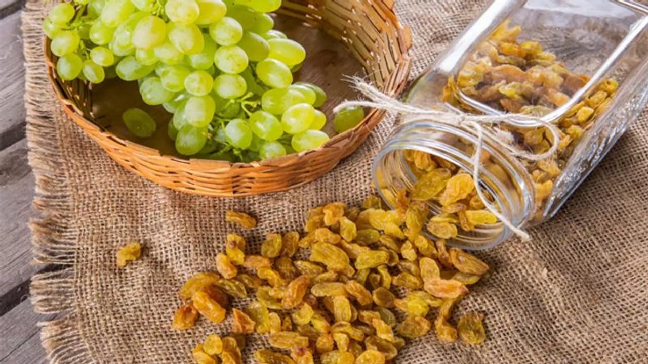 Home made Raisins: बाजार की अनहेल्दी ड्राई फ्रूट्स छोड़ घर में ही सिर्फ पानी और अंगूर से बनाएं किशमिश