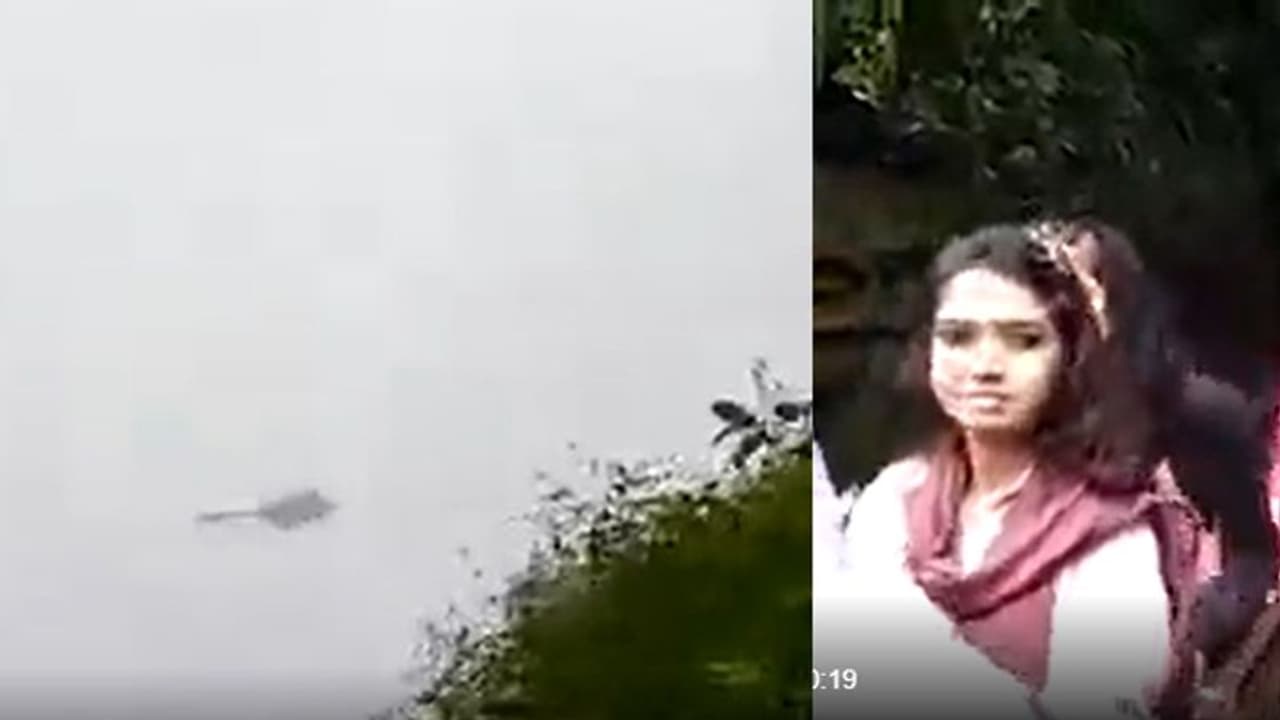 Bipin Rawat के प्लेन क्रैश का दिल दहलाने वाला वीडियो: पहले दिखा फिर अचानक गायब ऐसे हुआ तेज धमाका Bipin Rawat के प्लेन क्रैश का दिल दहलाने वाला वीडियो: पहले दिखा फिर अचानक गायब ऐसे हुआ तेज धमाका