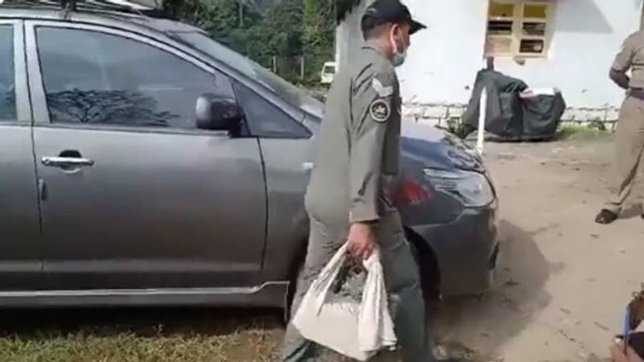 Bipin Rawat: హెలికాఫ్టర్ ప్రమాద స్థలంలో Black box స్వాధీనం చేసుకన్న అధికారులు.. అసలు బ్లాక్ బాక్స్ అంటే ఏమిటి? Bipin Rawat: హెలికాఫ్టర్ ప్రమాద స్థలంలో Black box స్వాధీనం చేసుకన్న అధికారులు.. అసలు బ్లాక్ బాక్స్ అంటే ఏమిటి?