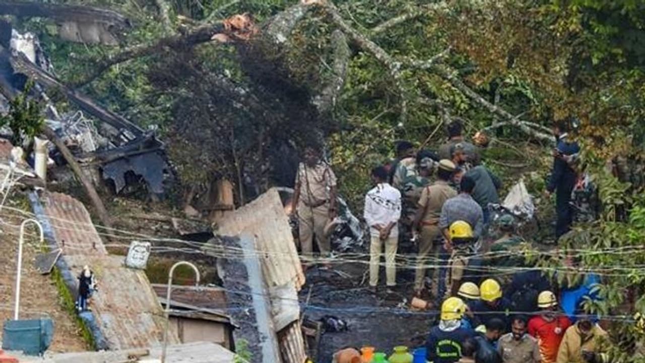 Bipin Rawat Plane Crash: 6 चश्मदीदों ने बताई दर्दनाक कहानी, पहले लगा धरती फट रही सैकड़ों लोग मरते अगर.. Bipin Rawat Plane Crash: 6 चश्मदीदों ने बताई दर्दनाक कहानी, पहले लगा धरती फट रही सैकड़ों लोग मरते अगर..