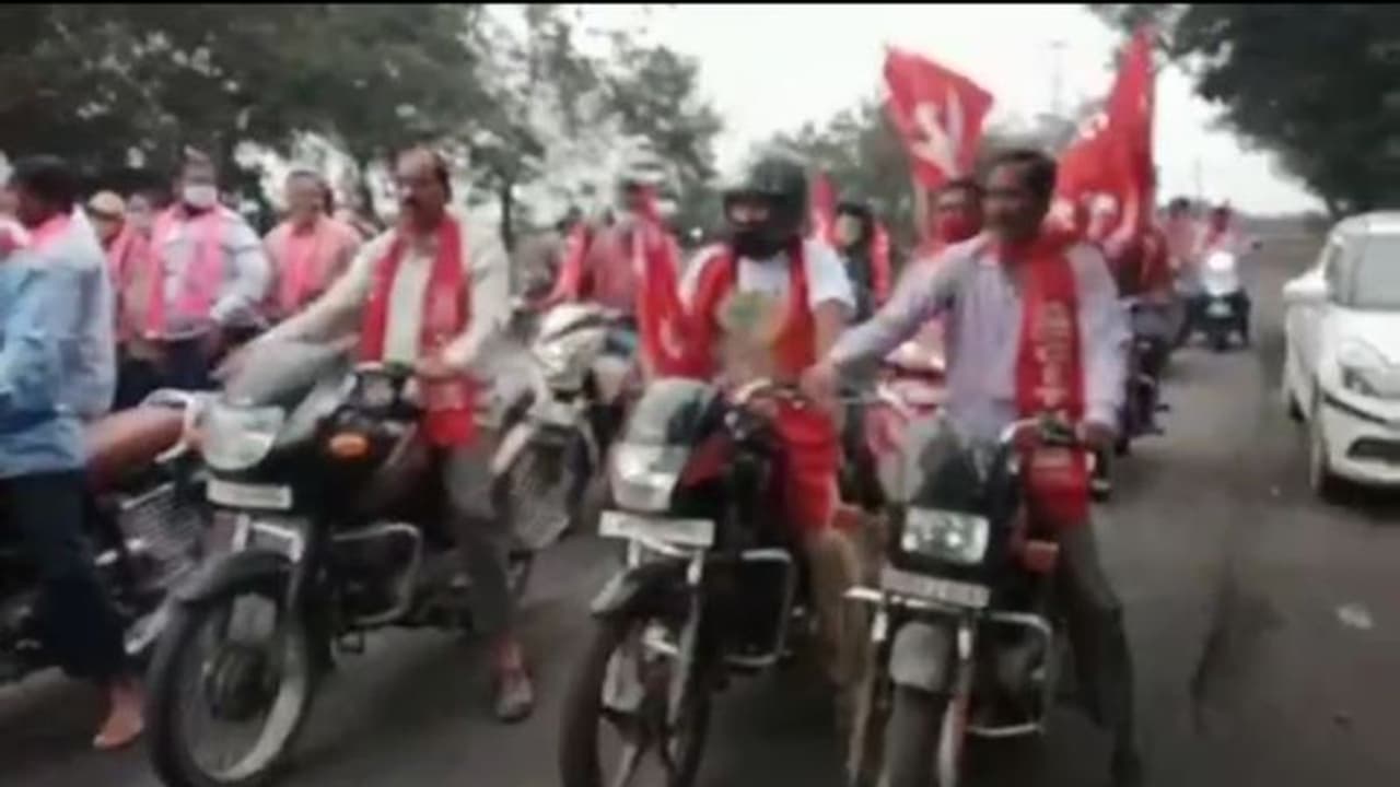 బొగ్గుగనుల ప్రైవేటీకరణకు వ్యతిరేకంగా సింగరేణి కార్మికుల సమ్మె... నిలిచిపోయిన బొగ్గు ఉత్పత్తి బొగ్గుగనుల ప్రైవేటీకరణకు వ్యతిరేకంగా సింగరేణి కార్మికుల సమ్మె... నిలిచిపోయిన బొగ్గు ఉత్పత్తి