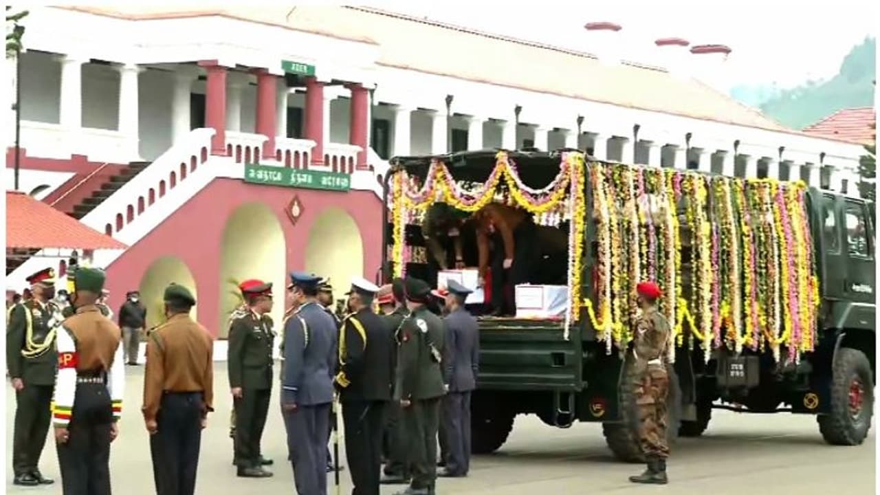 Army Helicopter Crash : ധീരസൈനികര്ക്ക് രാജ്യത്തിന്റെ ആദരാഞ്ജലി, വിലാപ യാത്ര സുലൂര് വ്യോമതാവളത്തിലേക്ക് Army Helicopter Crash : ധീരസൈനികര്ക്ക് രാജ്യത്തിന്റെ ആദരാഞ്ജലി, വിലാപ യാത്ര സുലൂര് വ്യോമതാവളത്തിലേക്ക്