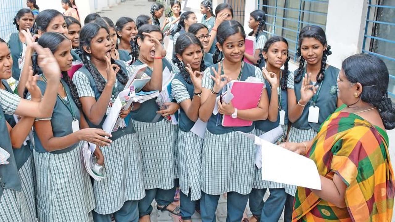 தமிழகத்தில் மீண்டும் மூடப்படுகிறதா பள்ளி, கல்லூரிகள்? முதல்வருக்கு மருத்துவர்கள் சங்கம் பரபரப்பு கடிதம்.!