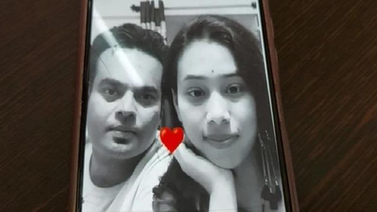 शादी के 7 महीने बाद पति पत्नी ने की आत्महत्या, सुसाइड नोट में लिखा दूल्हा दुल्हन की तरह सजाकर विदा करना' शादी के 7 महीने बाद पति पत्नी ने की आत्महत्या, सुसाइड नोट में लिखा दूल्हा दुल्हन की तरह सजाकर विदा करना'