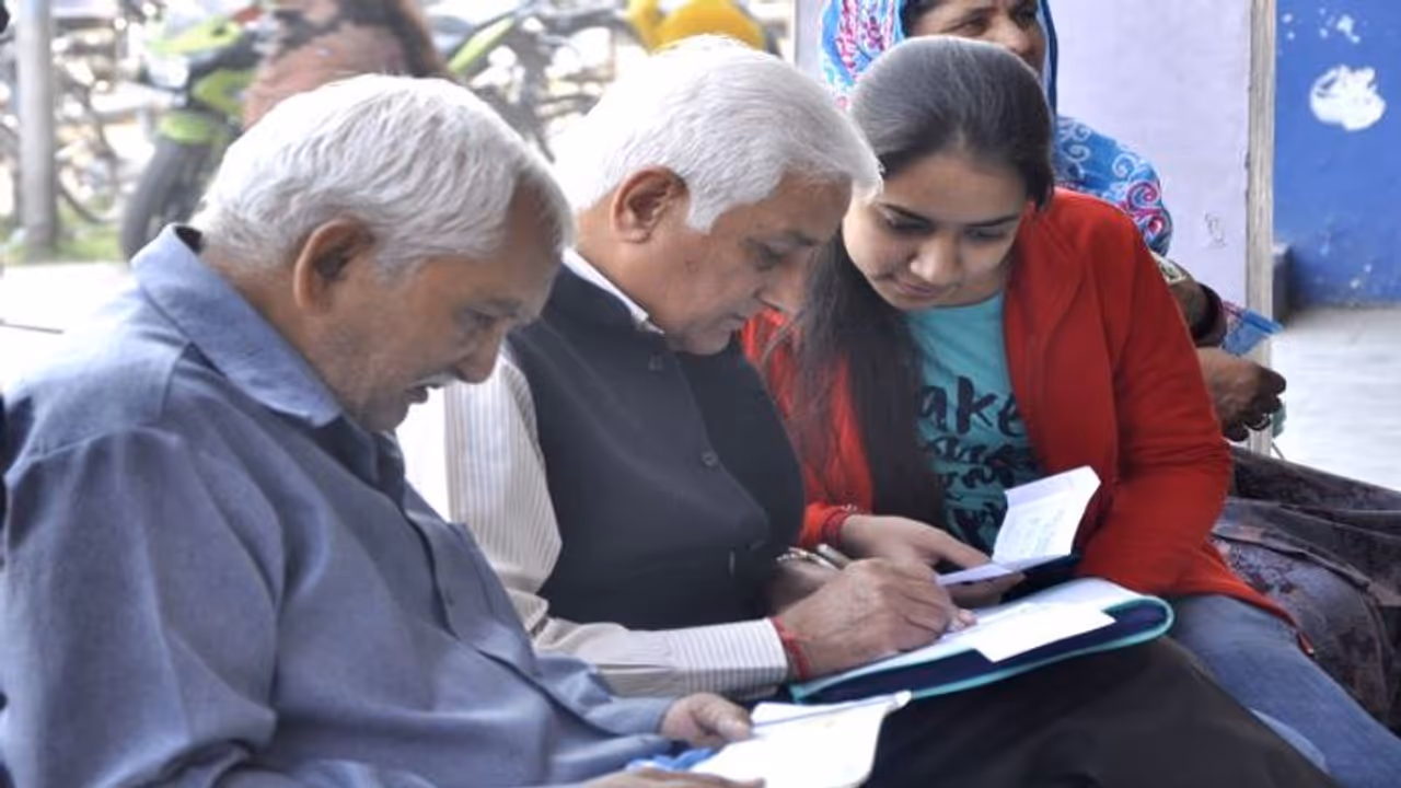 മുതിർന്ന പൗരനാണോ? ഉയർന്ന പലിശയും നികുതി ആനുകൂല്യങ്ങളും സ്വന്തമാക്കാം; സർക്കാർ പിന്തുണയുള്ള ഈ സ്കീമിനെ അറിയാം 