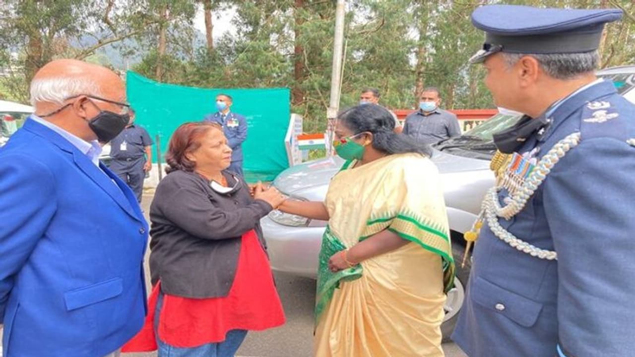 గ్రూప్ కెప్టెన్ వరుణ్ సింగ్‌ను పరామర్శించిన తెలంగాణ గవర్నర్ తమిళిసై.. ఆయన తల్లిదండ్రులకు ఓదార్పు