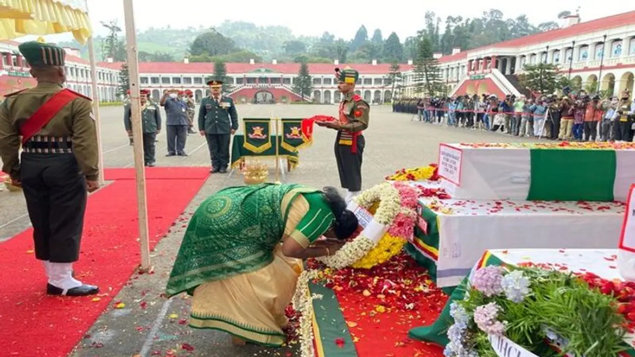 Helicopter Crash : ఢిల్లీ చేరుకున్న రావత్ సహా 13 మంది పార్థివ దేహాలు.. నివాళులర్పించనున్న రాష్ట్రపతి, ప్రధాని Helicopter Crash : ఢిల్లీ చేరుకున్న రావత్ సహా 13 మంది పార్థివ దేహాలు.. నివాళులర్పించనున్న రాష్ట్రపతి, ప్రధాని